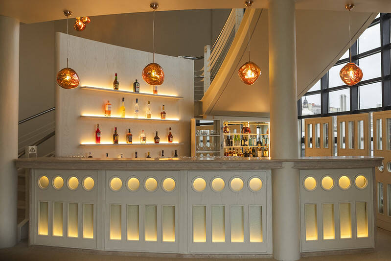 Elegant restaurant bar area for birthday parties and celebrations in Lisbon